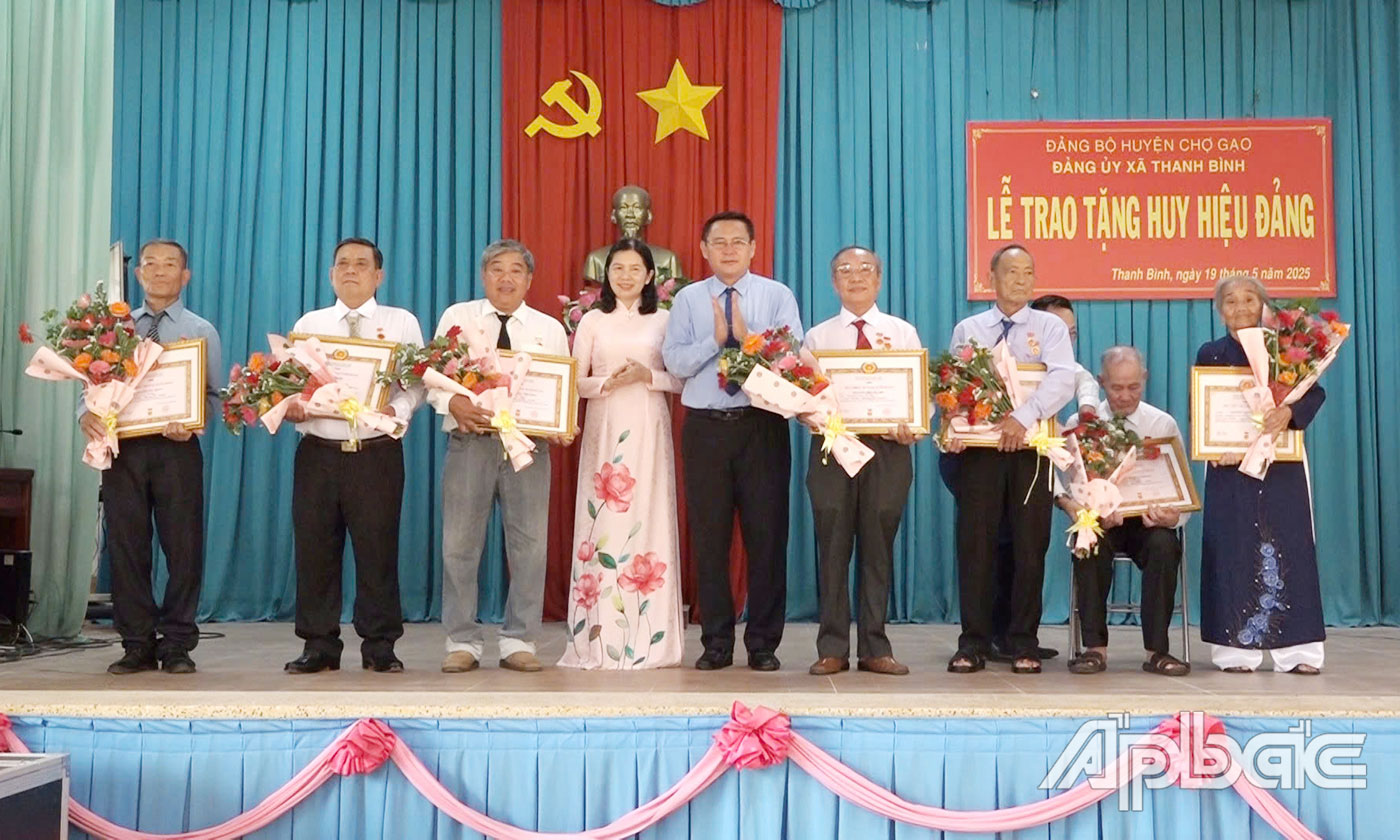 Đồng chí Đỗ Tấn Hùng trao Huy hiệu Đảng cho các đảng viên.
