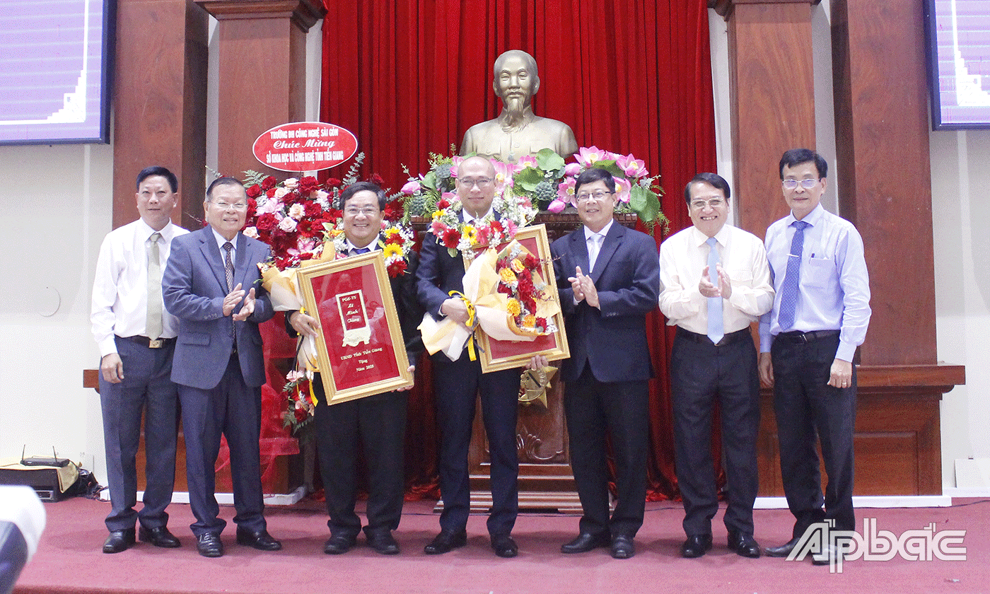 UBND tỉnh vinh danh, trao Khánh vàng 