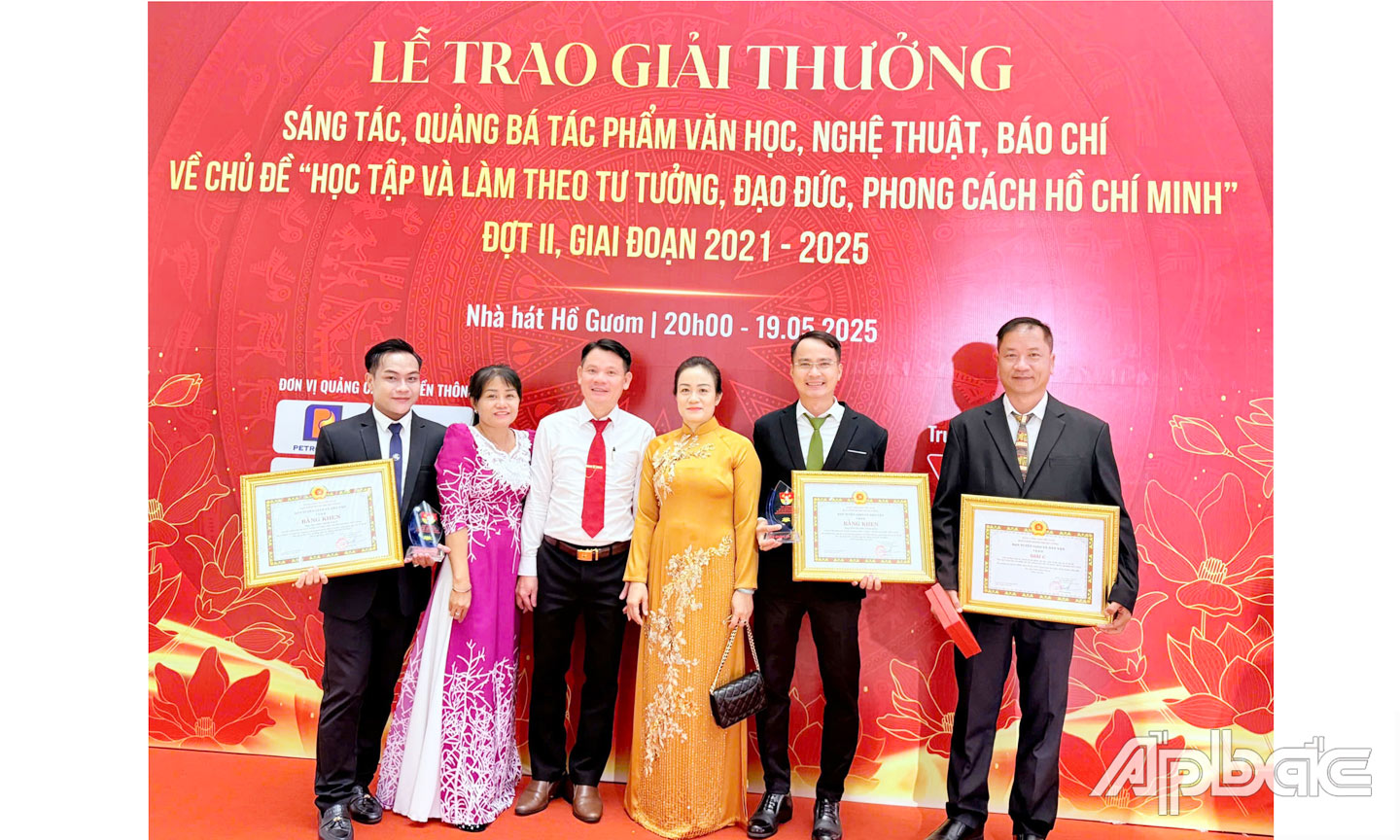 Phó Bí thư thường trực Tỉnh uỷ Tiền Giang Nguyễn Hải Trâm chúc mừng, chụp ảnh lưu niệm cùng các tác giả đạt giải.