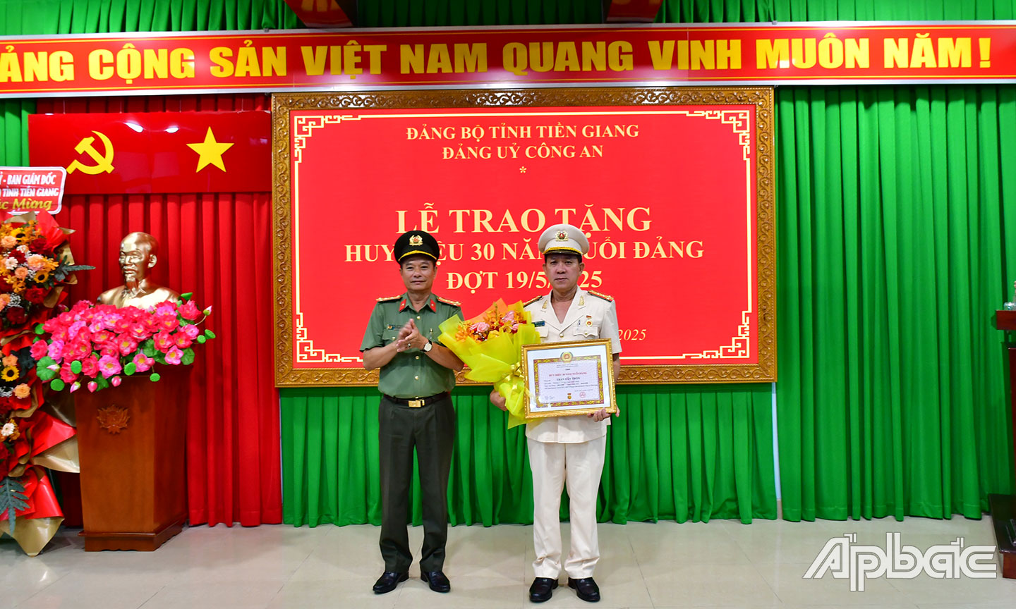 Đại tá Nguyễn Hồng Khắc, Tỉnh ủy viên, Phó Giám đốc Công an tỉnh trao Huy hiệu 30 năm tuổi Đảng cho Đại tá Trần Văn Tròn, Đảng ủy viên, Phó Giám đốc Công an tỉnh. Ảnh Đặng Thanh