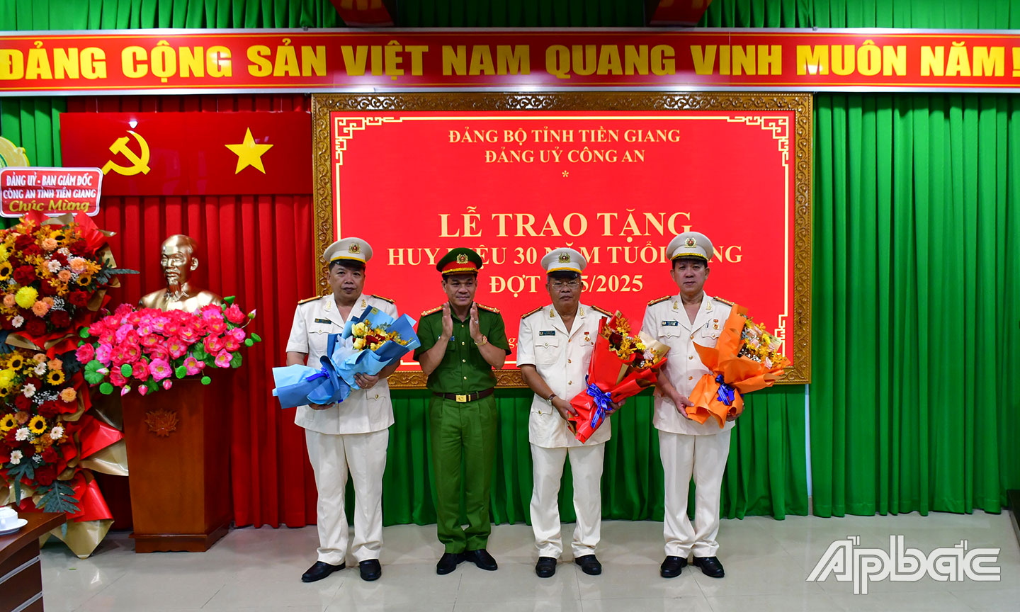 Đại tá Nguyễn Văn Thay, Phó Giám đốc Công an tỉnh tặng hoa chúc mừng 03 đồng chí Đảng viên được nhận Huy hiệu 30 năm tuổi Đảng đợt 19/5/2025. Ảnh Đặng Thanh