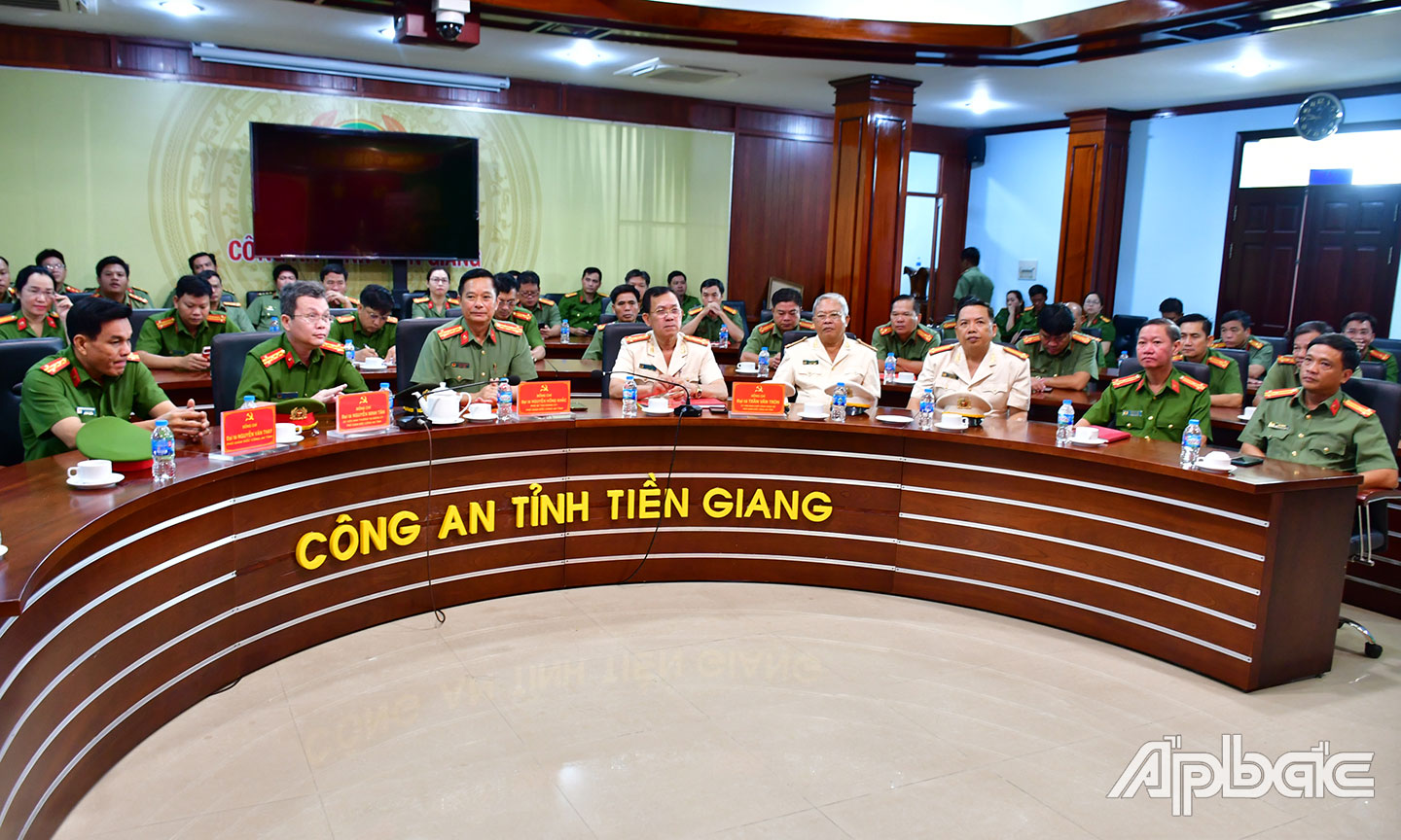 Lễ trao Huy hiệu 30 năm tuổi Đảng đợt 19/5/2025. Ảnh Đặng Thanh