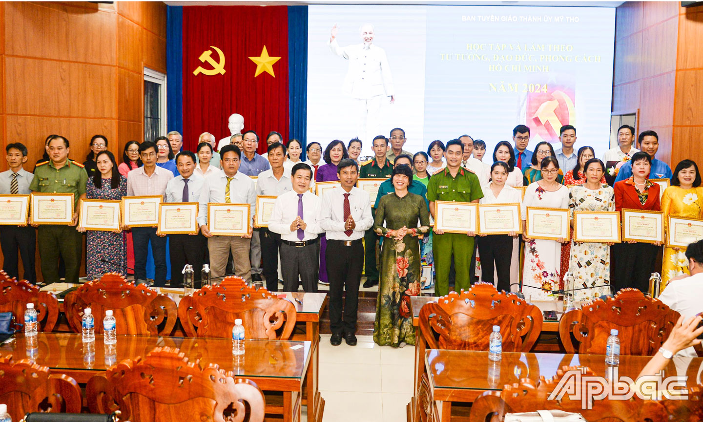 Nhiều tập thể và cá nhân được khen thưởng với thành tích thực hiện tốt việc học tập và làm theo tư tưởng, đạo đức, phong cách Hồ Chí Minh.        Ảnh: HÀ NAM