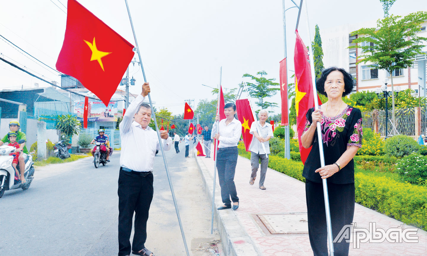 Ra mắt mô hình “Tuyến đường hoa, cờ hoa sáng, xanh, sạch, đẹp” trên tuyến đường Lê Việt Thắng,  khu phố 7, phường 5.                                                                                                                                                     Ảnh: PHƯƠNG MAI