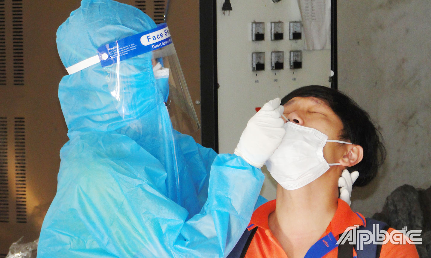   Lấy mẫu xét nghiệm SARS-CoV-2 năm 2021.