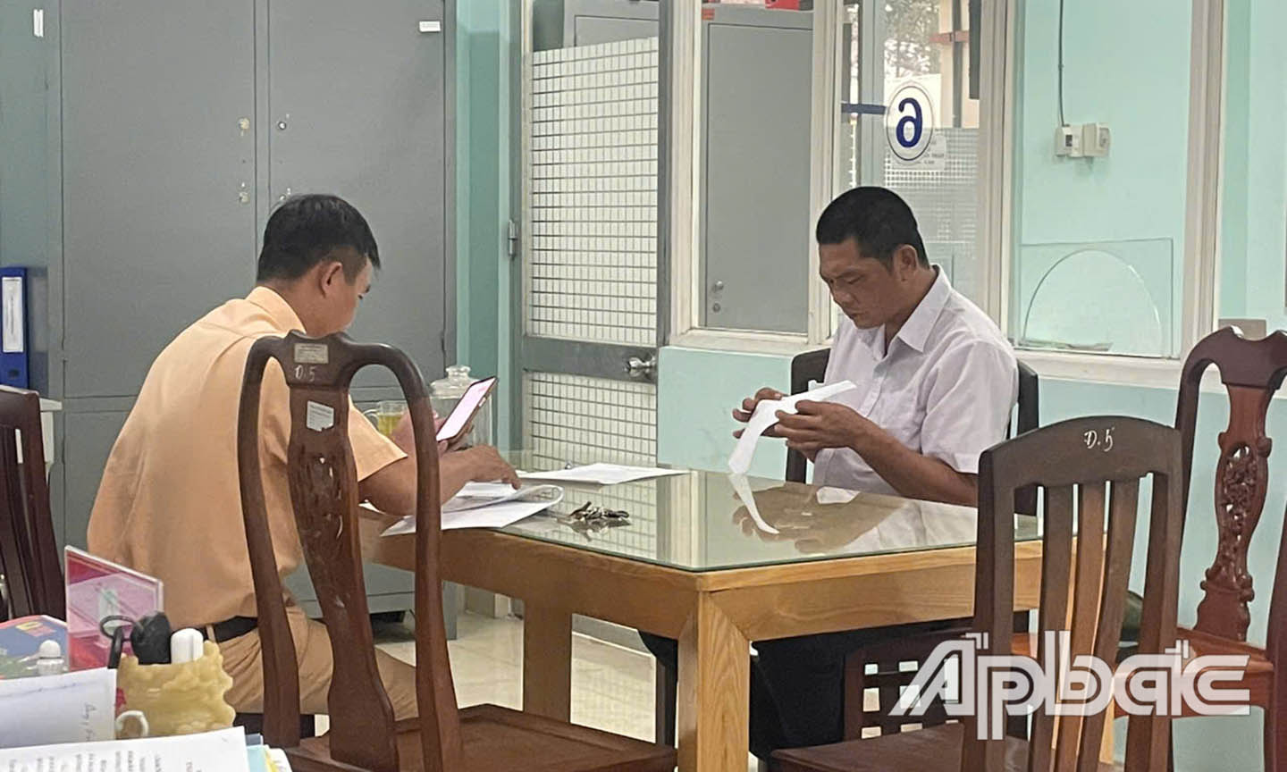 Tài xê ký biên bản vi phạm tại Phòng CSGT.