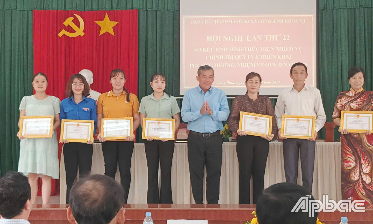 Cô Lý Thị Hồng Phượng ( thứ 3 từ phải sang) nhận Giấy khen Đảng viên hoàn thành xuất sắc nhiệm vụ năm 2024.