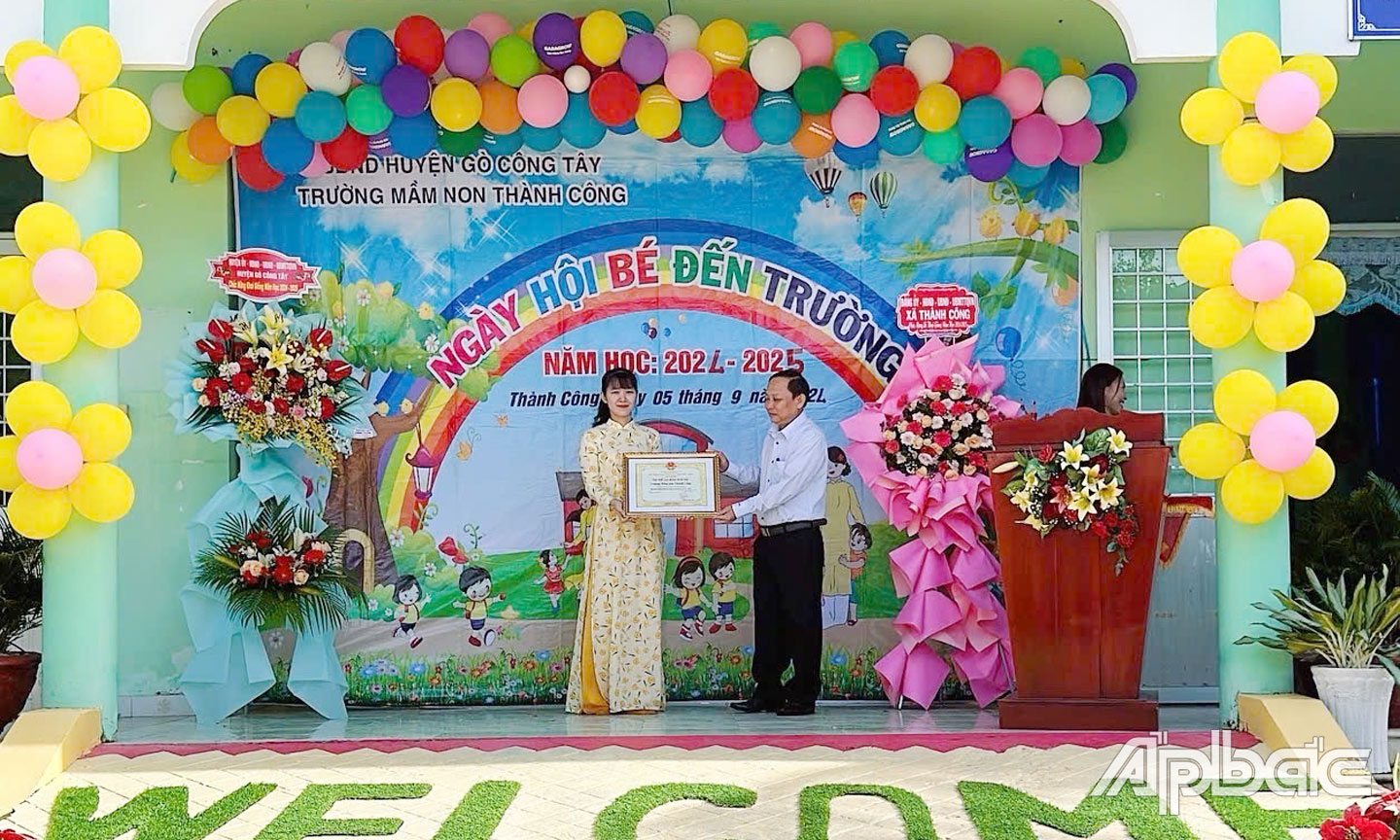 Cô Huỳnh Thị Bích Tuyền đại diện lãnh đạo nhà trường nhận Danh hiệu tập thể lao động xuất sắc năm học 2023-2024.