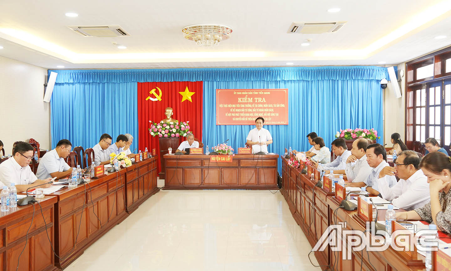 Đồng chí Trần Văn Dũng chủ trì và chỉ đạo tại hội nghị.