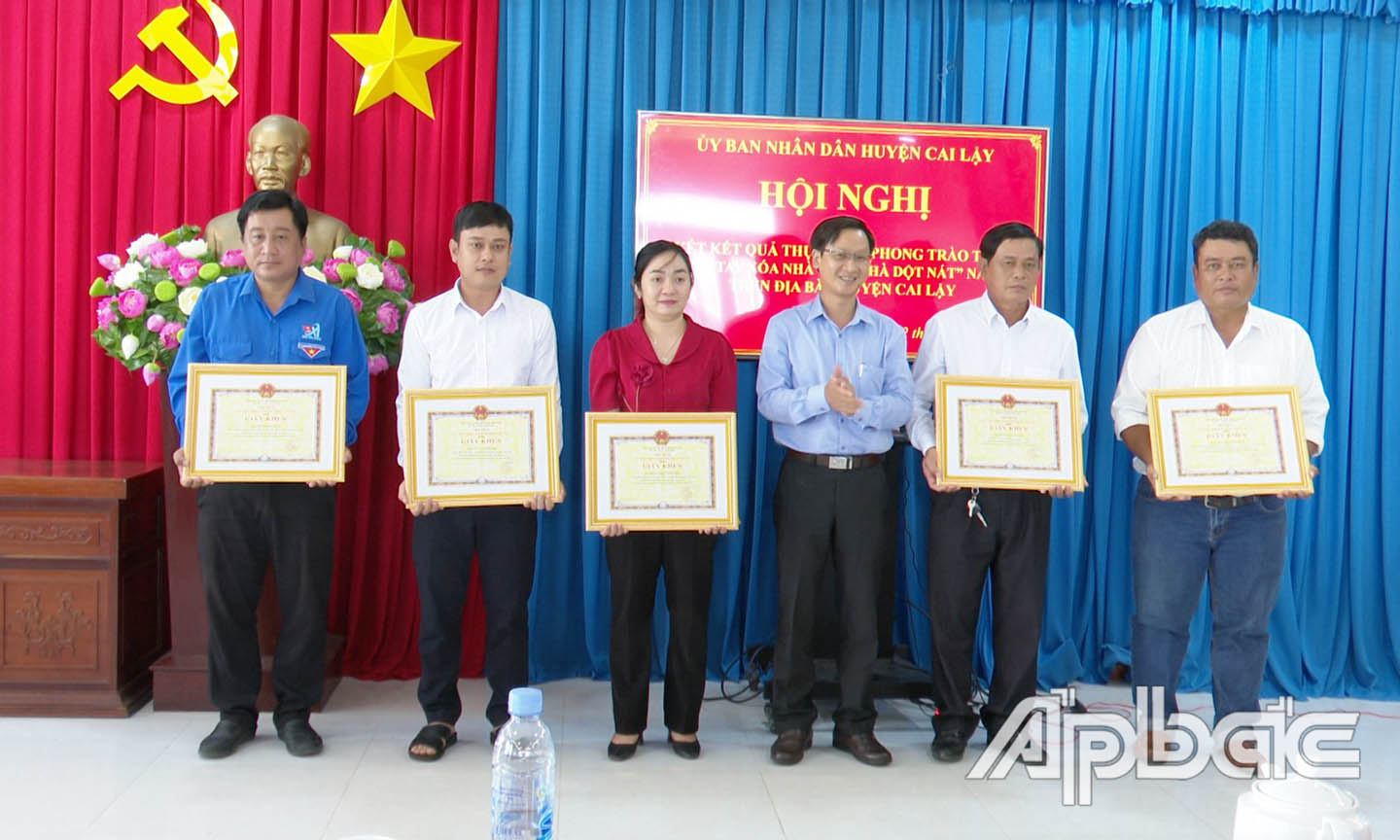 Trao giấy khen cho các tập thể và cá nhân.