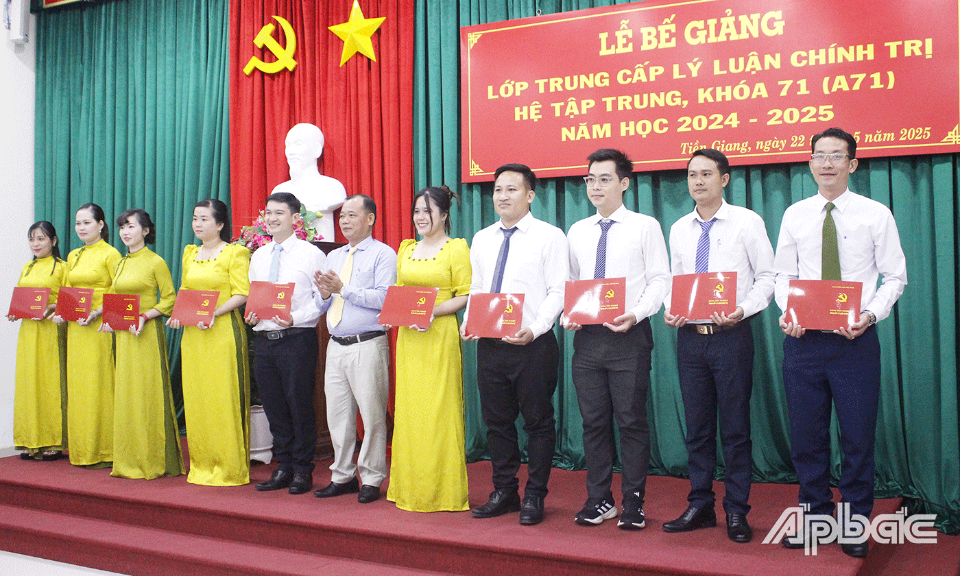 Phó Hiệu trưởng Trường Chính trị tỉnh Tiền Giang Nguyễn Văn Sơn 