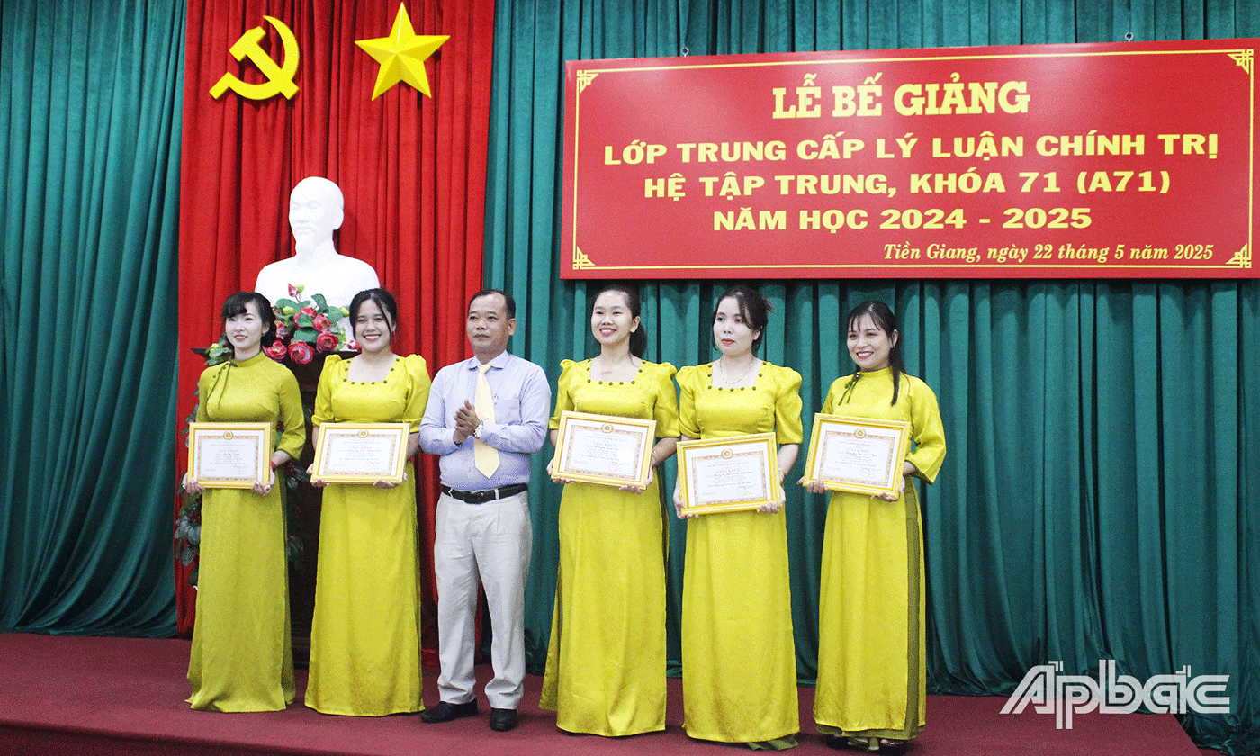Ban Tổ chức lớp học tặng Giấy khen cho 5 học viên đã đạt thành tích tốt trong học tập và rèn luyện.