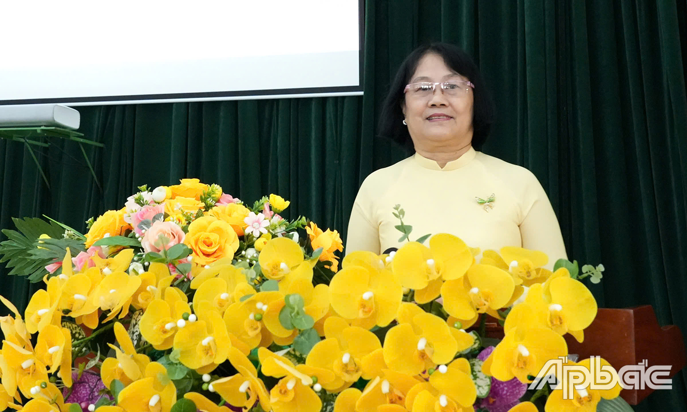 Cử nhân Lương y Trịnh Thị Mai, Phó Chủ tịch Thường trực Hội Đông y tỉnh, phát biểu
