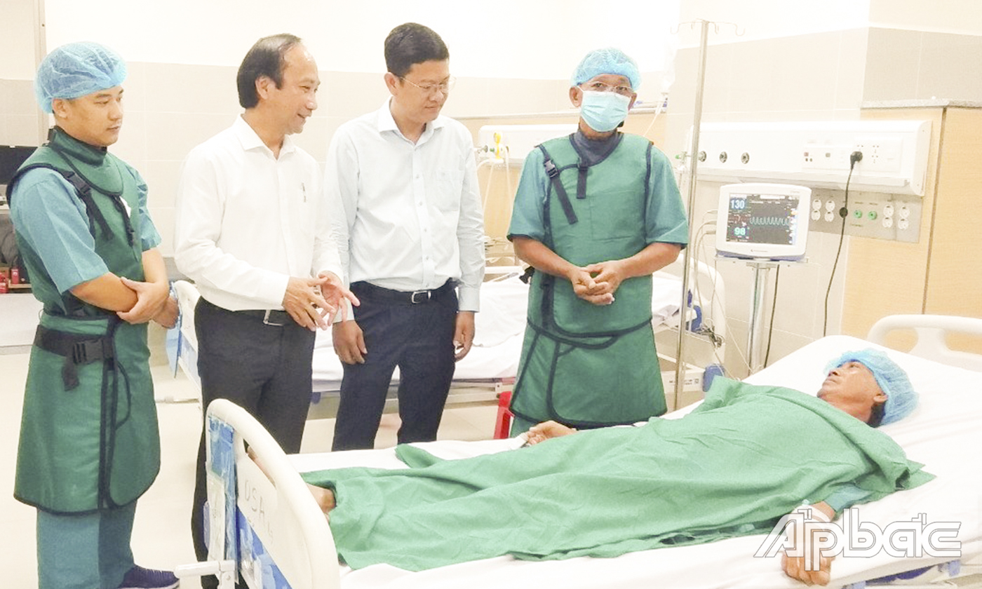 BSCKII Võ Giáp Hùng (người thứ hai bên trái) thăm hỏi bệnh nhân sau phẩu thuật