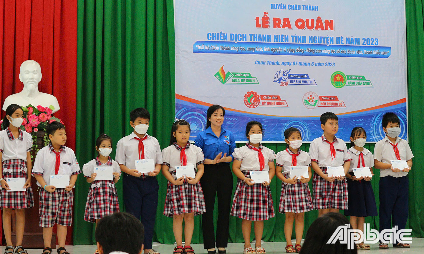Bí thư Huyện đoàn Châu Thành Nguyễn Thị Kim Tuyền trao quà cho học sinh có hoàn cảnh khó khăn.