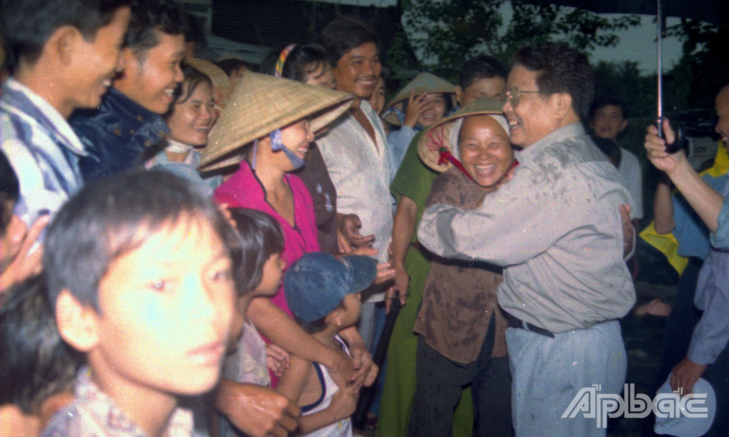 Chủ tịch nước Trần Đức Lương thăm hỏi bà con cùng lũ Cái Bè (năm 2000) và thăm gia đình liệt sĩ Lương Văn Nhơn (xã Tân Hòa Thành, huyện Tân Phước) đã hy sinh bảo vệ đê 19-5 trước sức lũ tràn về.