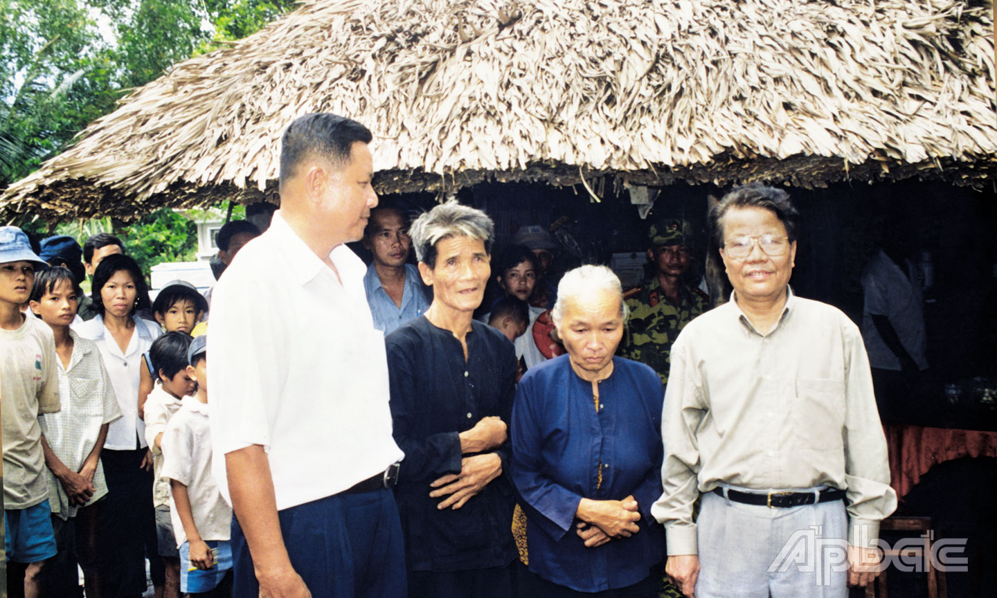 Chủ tịch nước Trần Đức Lương thăm gia đình liệt sĩ Lương Văn Nhơn (xã Tân Hòa Thành, huyện Tân Phước) đã hy sinh bảo vệ đê 19-5 trước sức lũ tràn về.