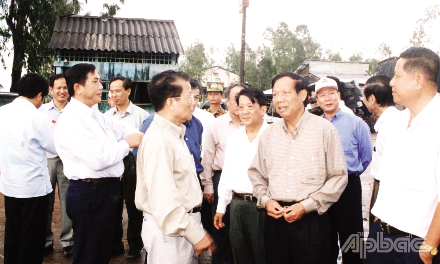 Chủ tịch nước Trần Đức Lương trao đổi với Bộ trưởng Bộ Nông nghiệp và Phát triển nông thôn Lê Huy Ngọ và lãnh đạo tỉnh Tiền Giang về định hướng phát triển vùng Đồng Tháp Mười (huyện Tân Phước) trong chuyến thăm và làm việc tại Tiền Giang.