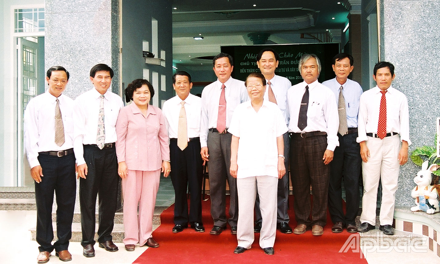 Chủ tịch nước Trần Đức Lương đến thăm Công ty cổ phần Đầu tư và Xây dựng Tiền Giang năm 2005 và chụp ảnh lưu niệm cùng lãnh đạo Tỉnh ủy, UBND tỉnh, cán bộ lãnh đạo công ty.