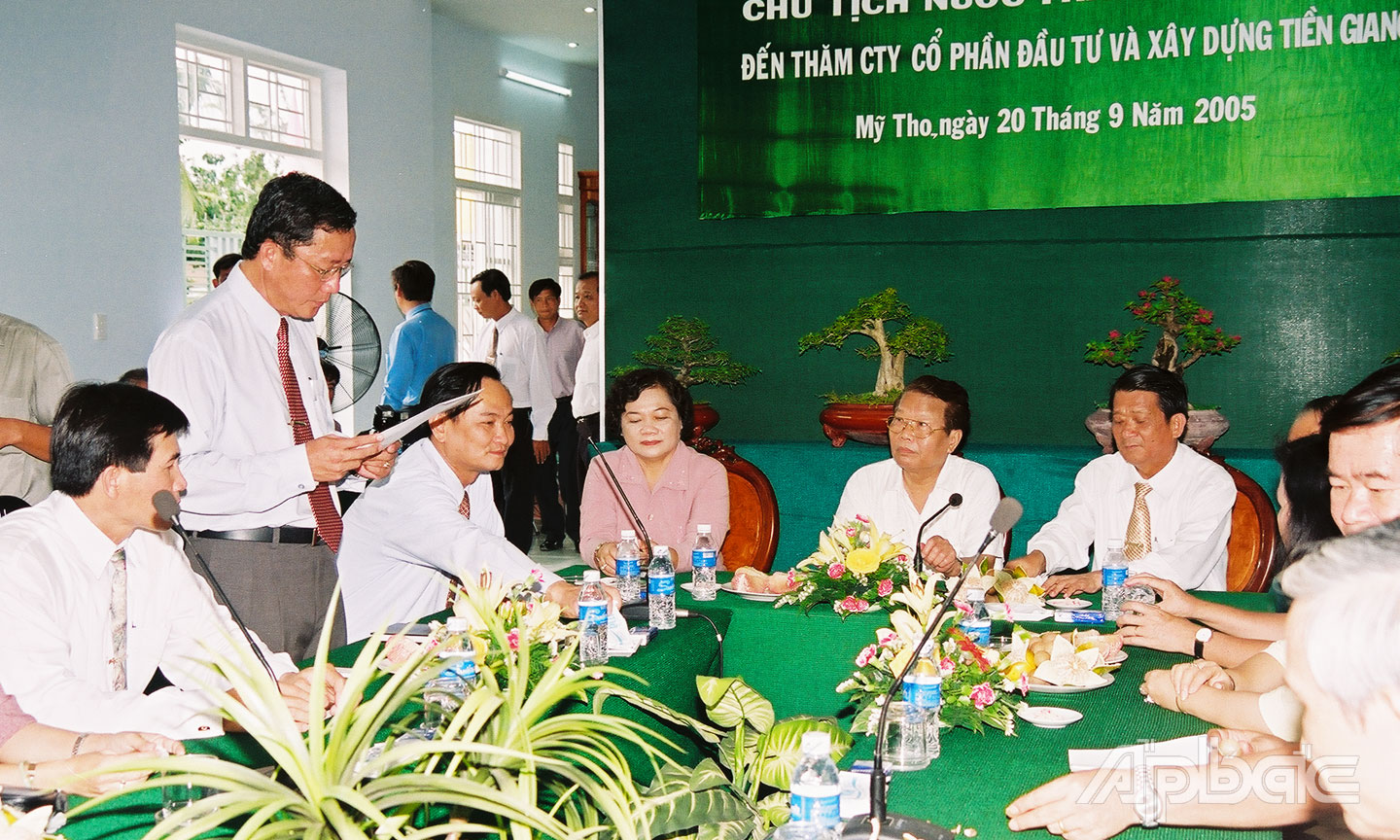 Tổng Giám đốc Đoàn Thành Đạt báo cáo trước Chủ tịch nước Trần Đức Lương về hoạt động của công ty.