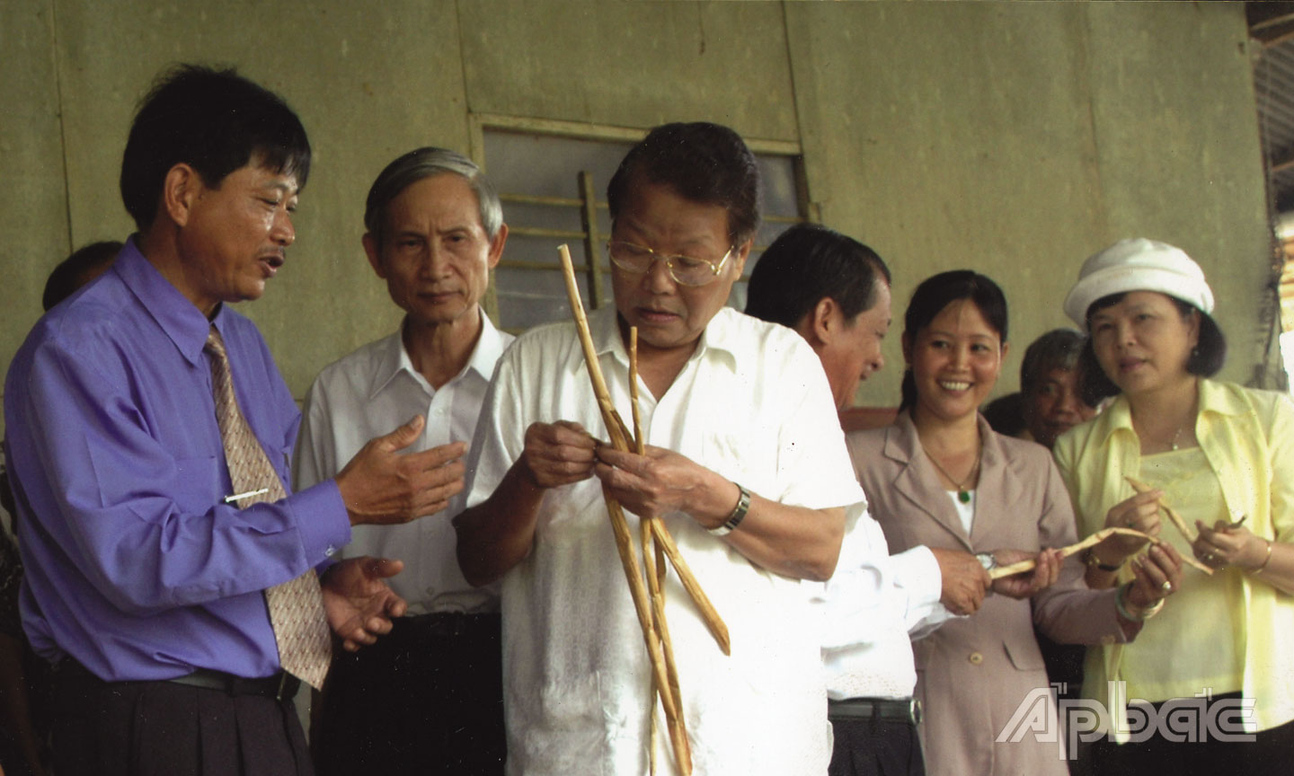 Nguyên Chủ tịch nước Trần Đức Lương đến thăm HTX Bình Tây.