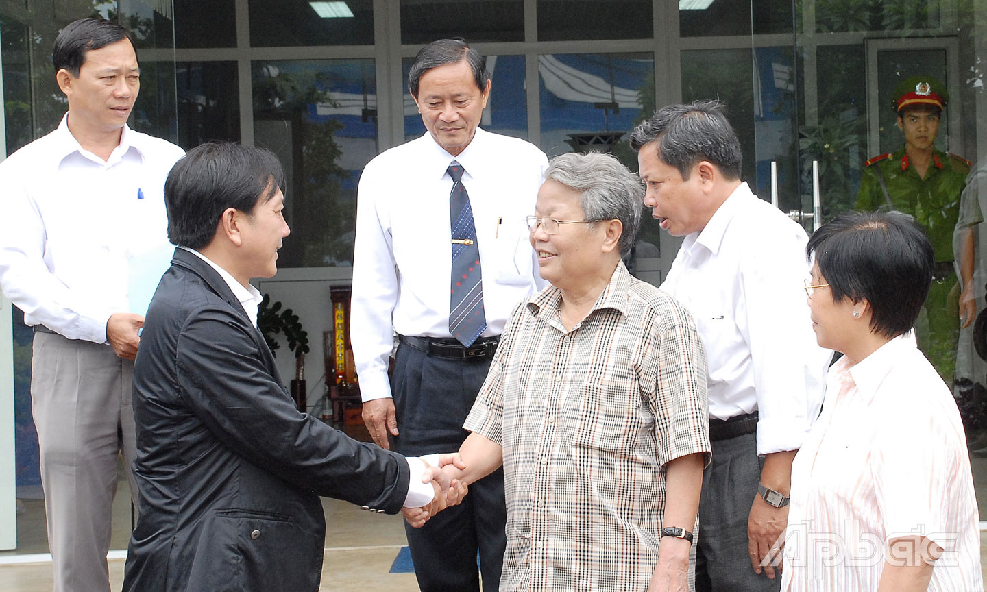 Nguyên Chủ tịch nước Trần Đức Lương đi thăm Công ty cổ phần Hùng Vương.
