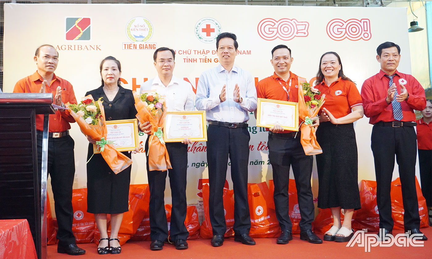 Hội Chữ thập đỏ tỉnh tiếp nhận sự ủng hộ và đăng ký thức hiện các hoạt động trong Tháng Nhân đạo của các đơn vị.