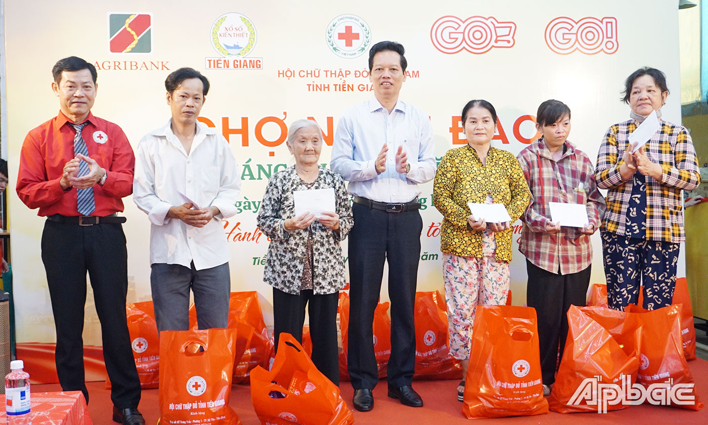 Đồng chí Nguyễn Thành Diệu, Phó Chủ tịch UBND tỉnh Tiền Giang cùng Chủ tịch Hội Chữ Thập đỏ tỉnh Phan Đức Thanh trao quà cho các hộ có hoàn cảnh khó khăn. 
