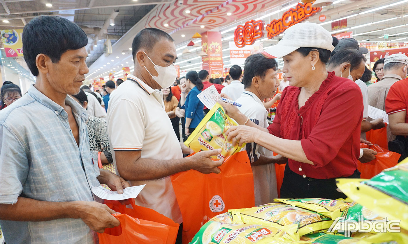 Người dân tham gia Phiên chợ nhân đạo.