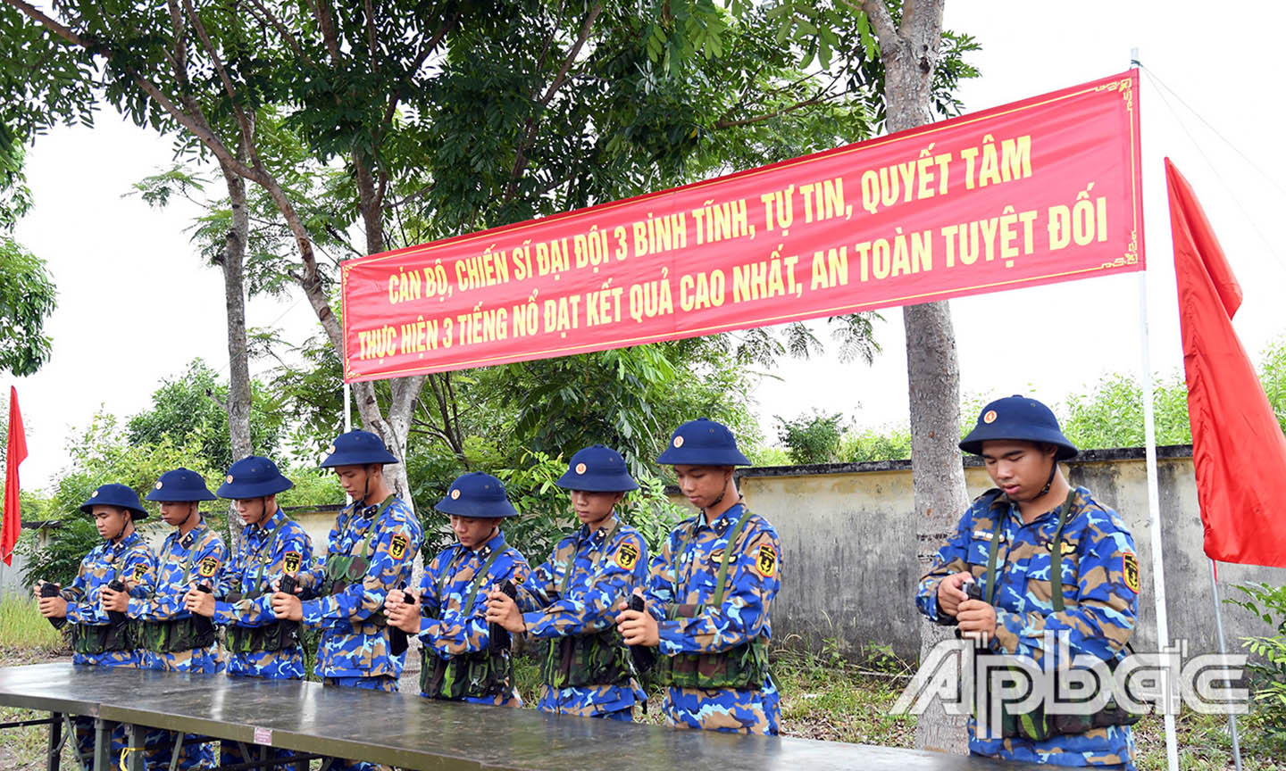 2. Từng động tác nạp đạn được thực hiện thuần thục, chính xác, sẵn sàng cho loạt bắn tiểu liên AK.