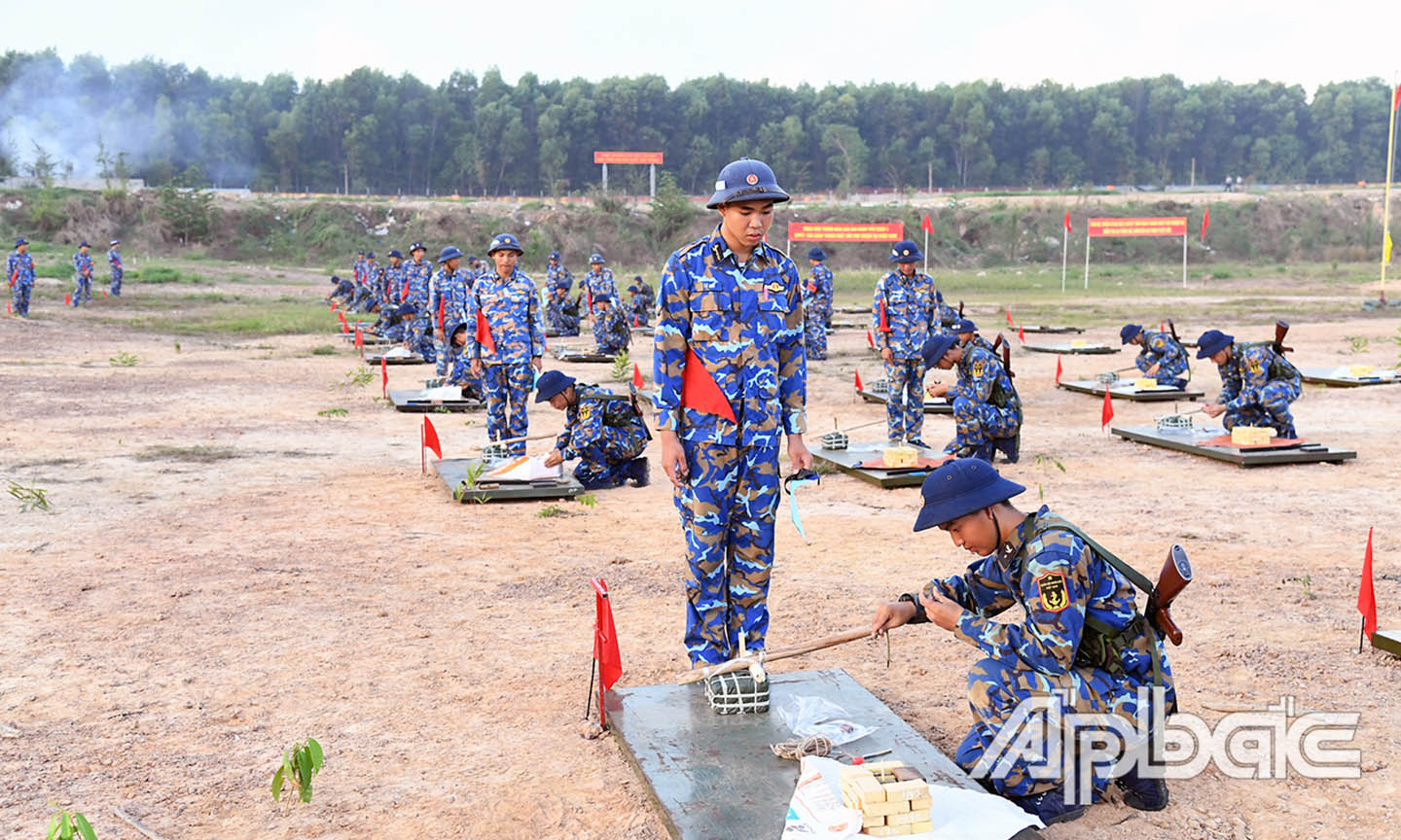 9. Trên thao trường đánh thuốc nổ, các chiến sĩ thực hiện động tác lắp kíp, nối dây, đo thời gian cháy, cách đặt khối nổ đúng quy cách