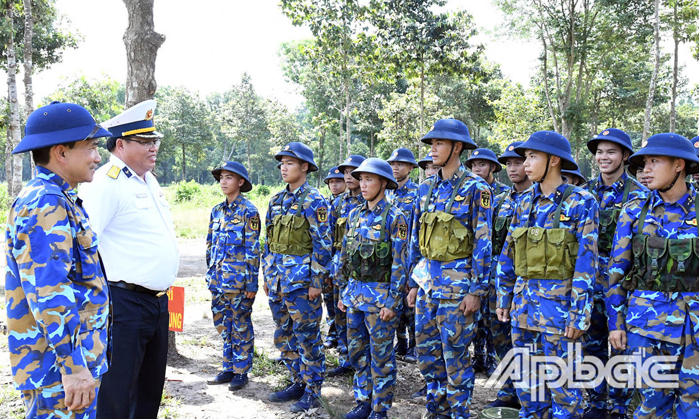 Thượng tá Triệu Thanh Tùng, Phó Tư lệnh Vùng thăm, động viên chiến sĩ