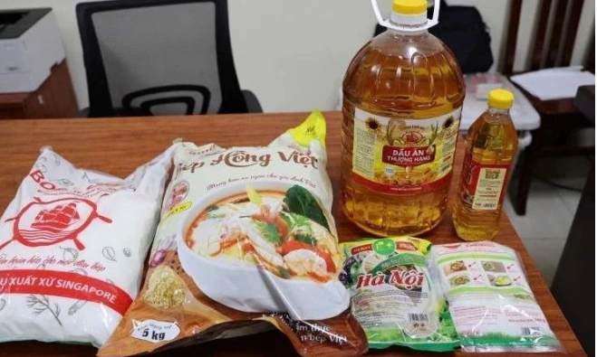 Các sản phẩm mì chính giả, dầu ăn giả được lực lượng chức năng phát hiện và thu giữ.