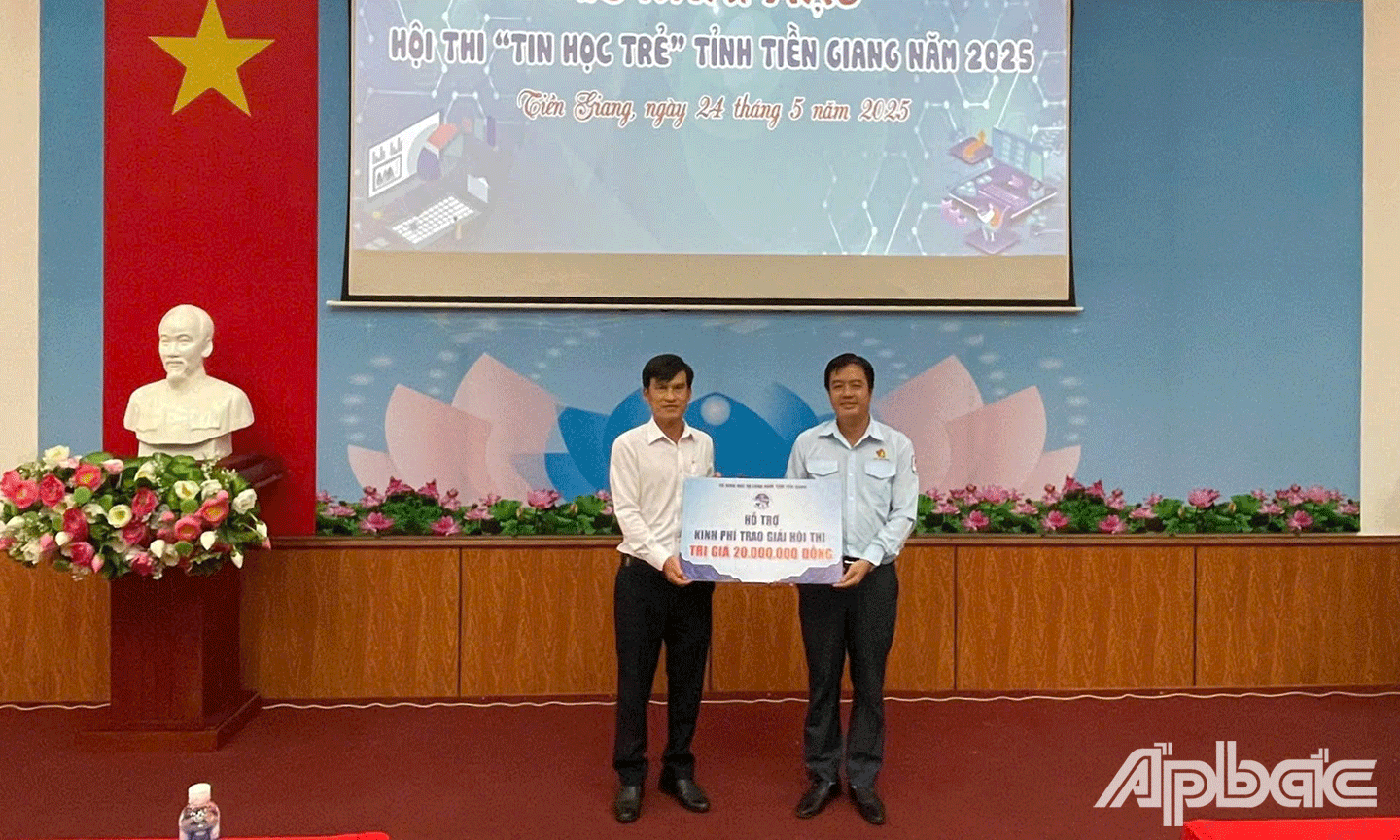 Các đơn vị trao kinh phí Hội thi “Tin học trẻ” tỉnh Tiền Giang năm 2025