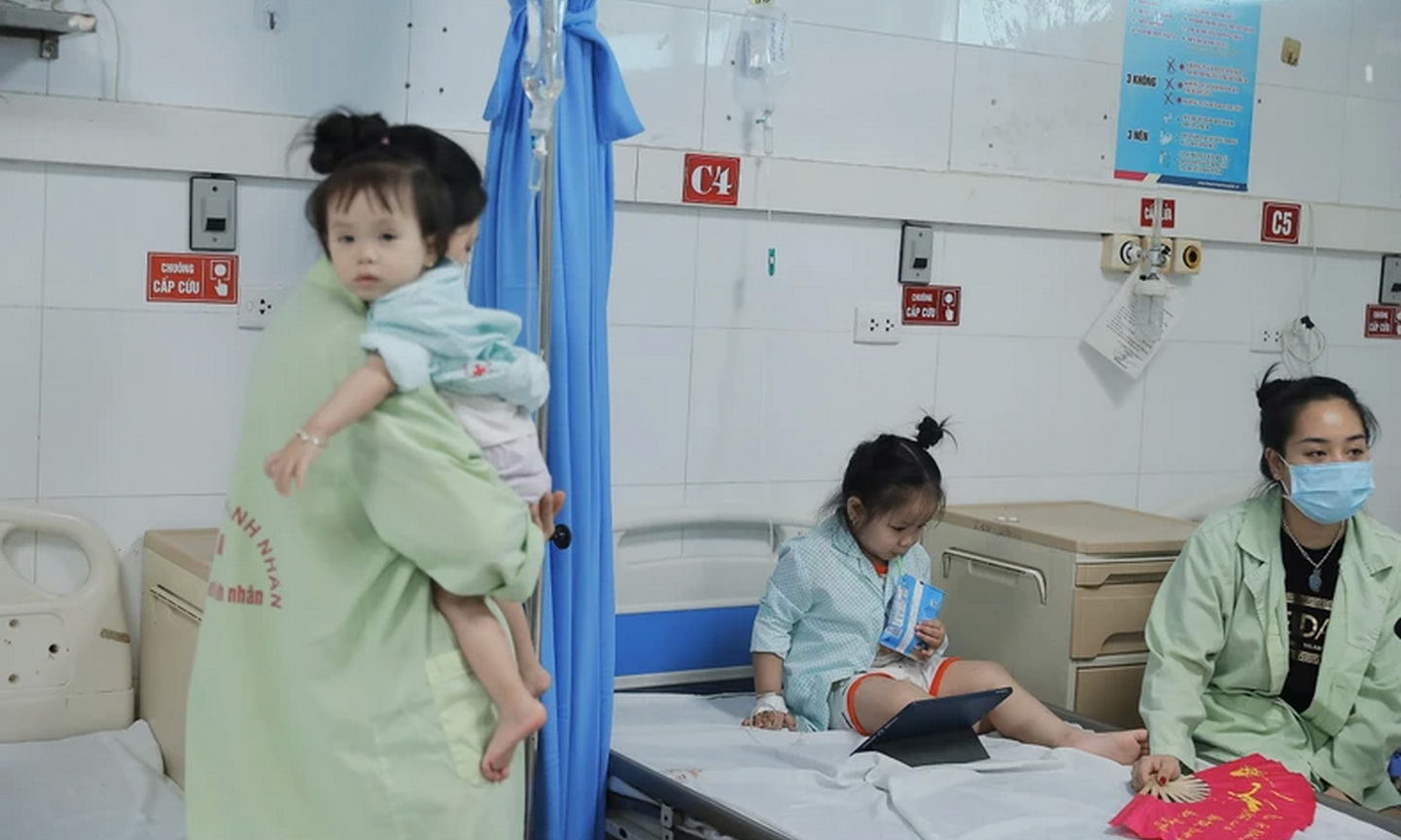 Bác sĩ đặc biệt lưu ý phòng bệnh cho trẻ nhỏ trong mùa dịch Covid-19 năm nay nếu trẻ từng mắc sởi, có hệ miễn dịch kém.