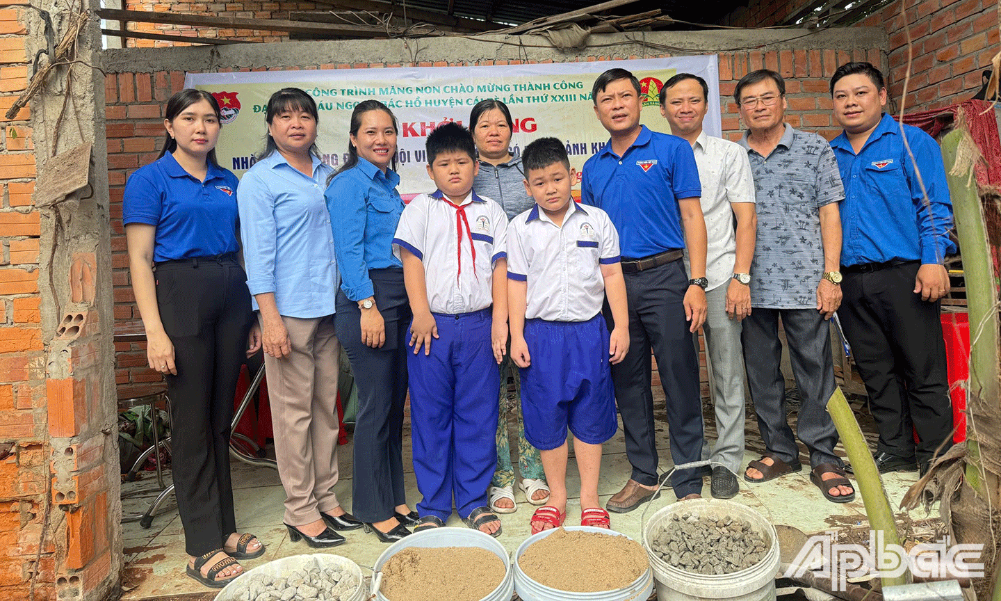 lễ khởi công xây dựng ngôi nhà “Khăn quàng đỏ” cho em Nguyễn Duy Tiến 