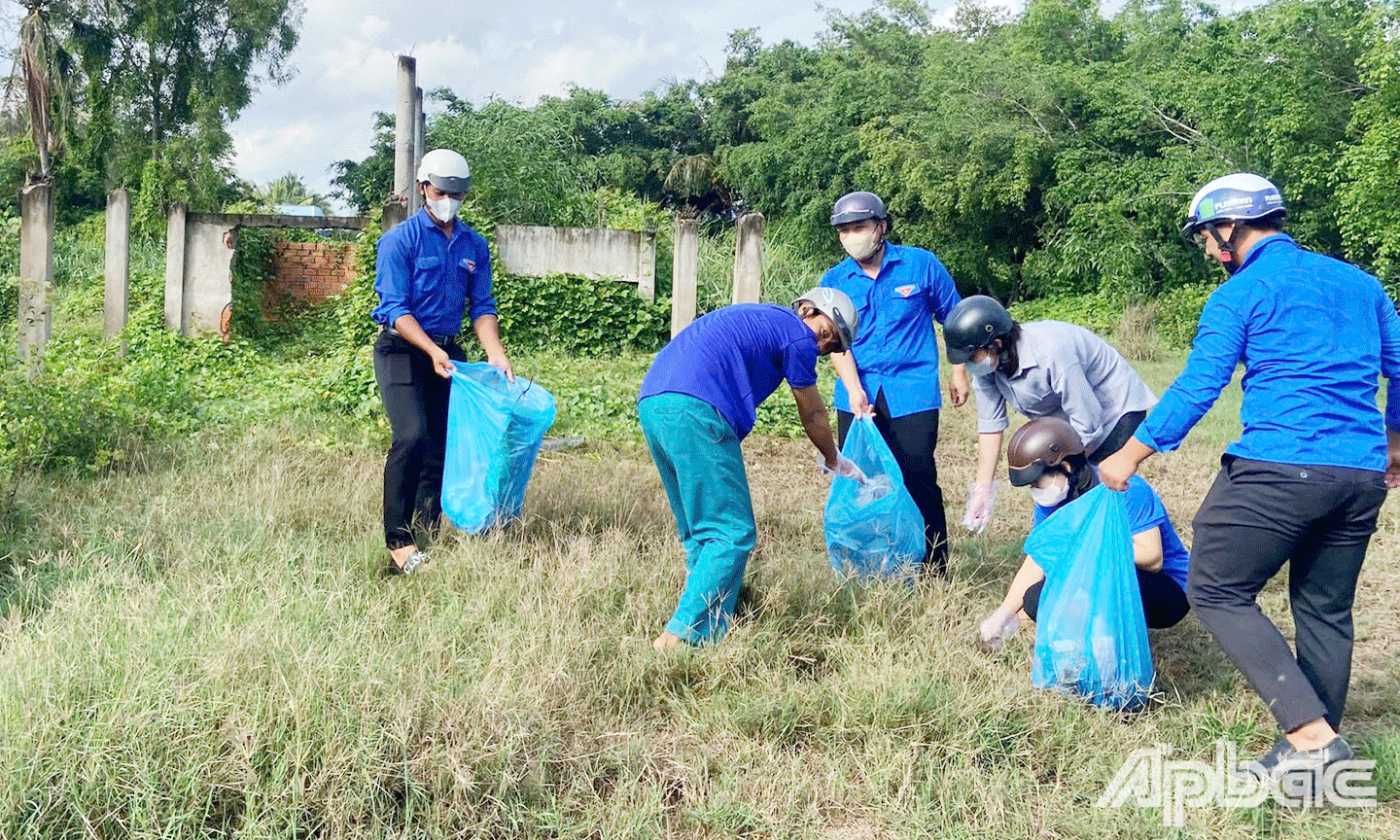 Đoàn viên, thanh niên huyện Tân Phú Đông tham gia thu gom rác trên các tuyến đường 