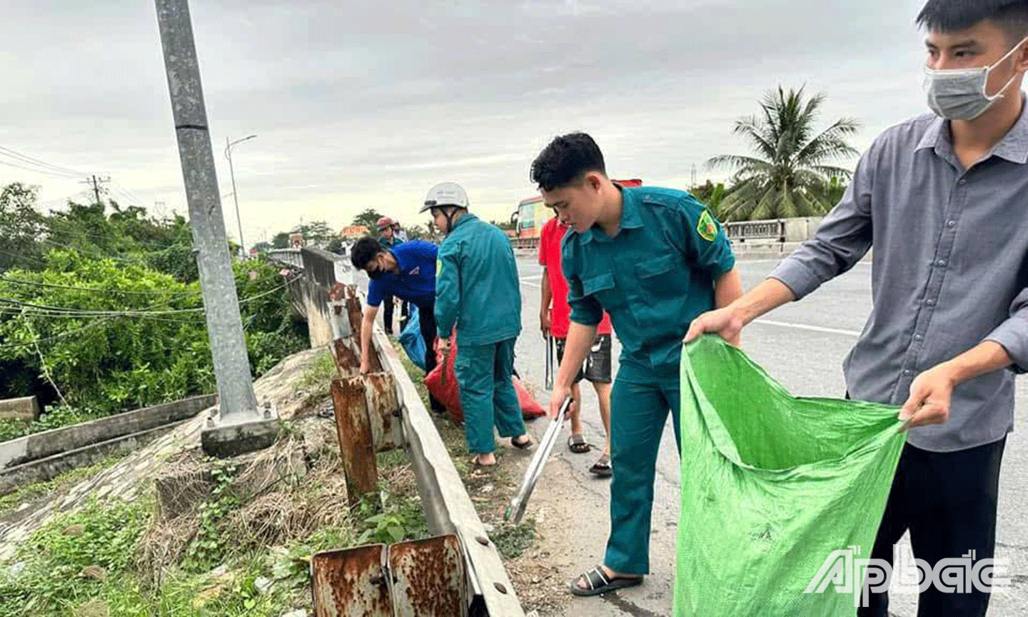 Đoàn viên, thanh niên huyện Cái Bè Tổ chức thu gom rác thải nhựa, tổng vệ sinh cảnh quan môi trường