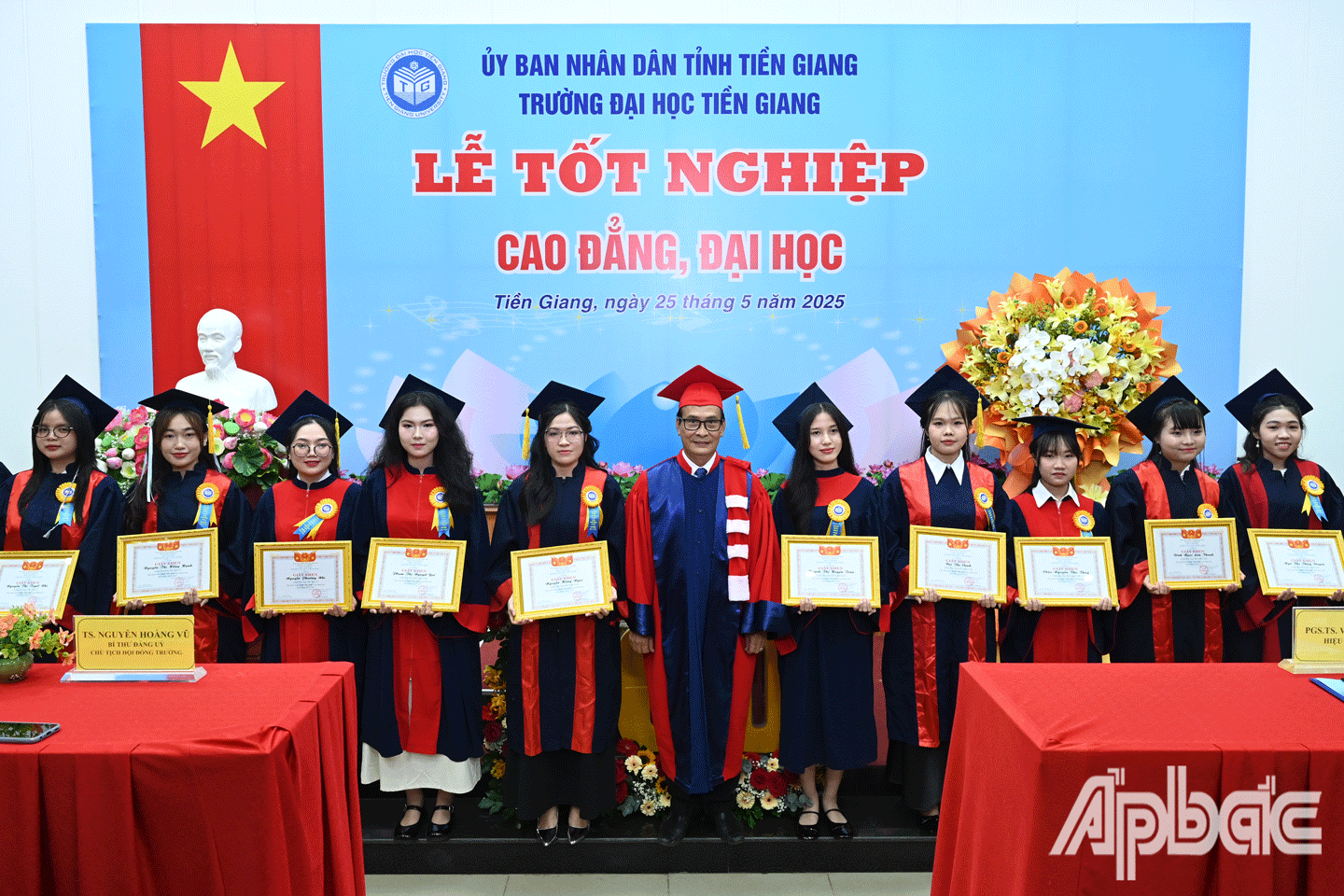 PGS.TS Võ Ngọc Hà, Hiệu trưởng Trường Đại học Tiền Giang trao tặng Giấy khen cho các tân cử nhân tốt nghiệp loại xuất sắc.   