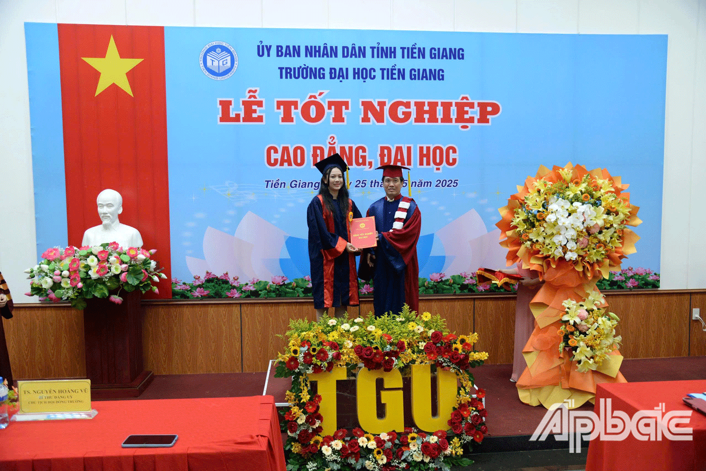 Trao Bằng tốt nghiệp cho sinh viên. 