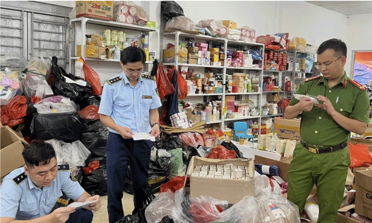 Các lực lượng chức năng đang kiểm tra hàng hóa tại cơ sở kinh doanh hàng nhập khẩu.