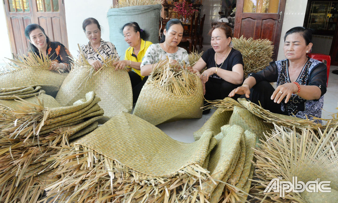 4 Tổ liên kết phụ nữ đan sản phẩm bàng và  Tổ sinh kế phụ nữ đan bàng, xã Tân Hòa Thành, huyện Tân Phước, với hơn 200 chị em phụ nữ tham gia.