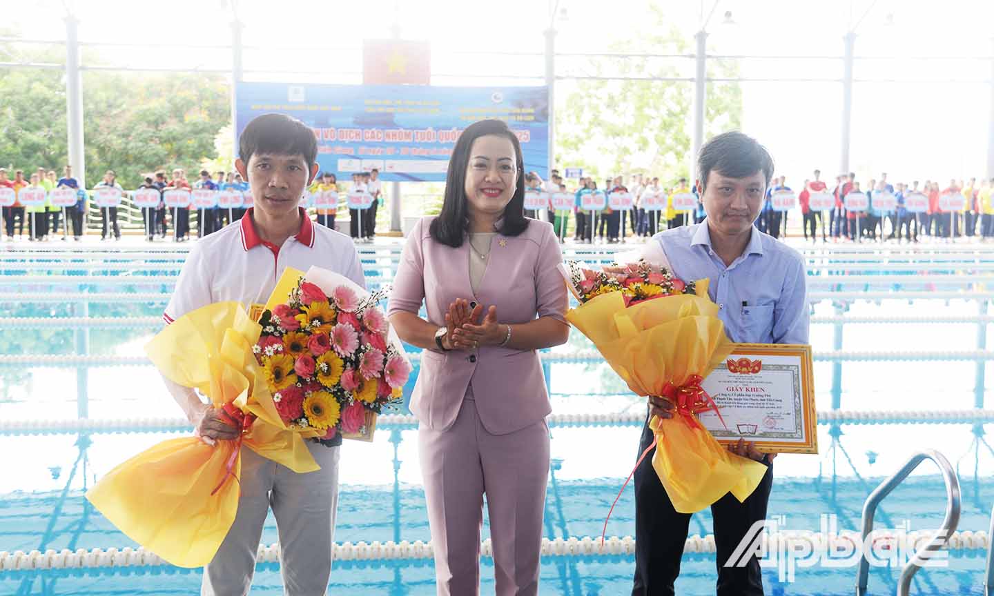 Lãnh đạo Sở Văn hóa Thể thao và Du lịch tặng hoa và thư cảm ơn các nhà tài trợ.
