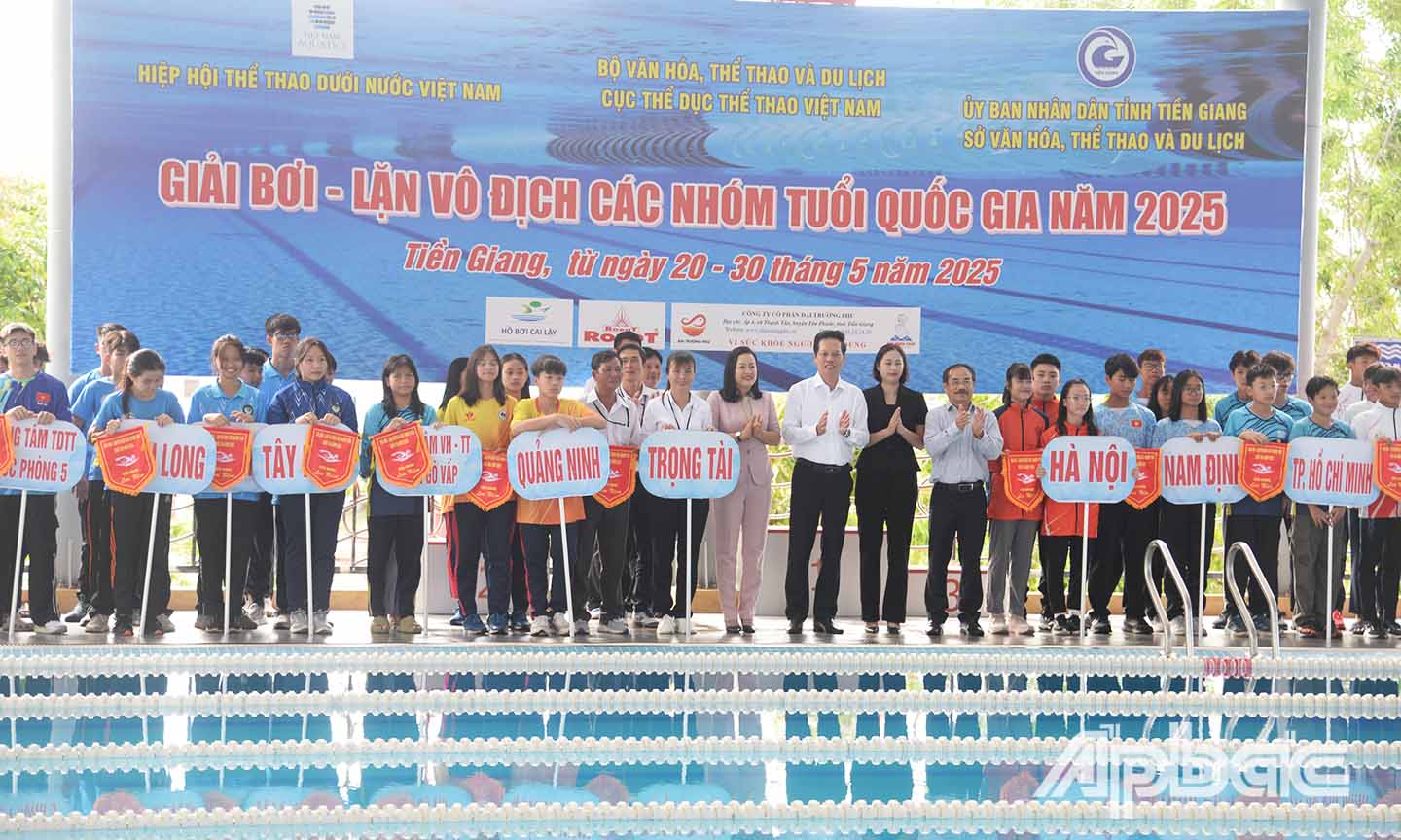 Ban Tổ chức giải trao cờ lưu niêm cho các đoàn tham dự giải.