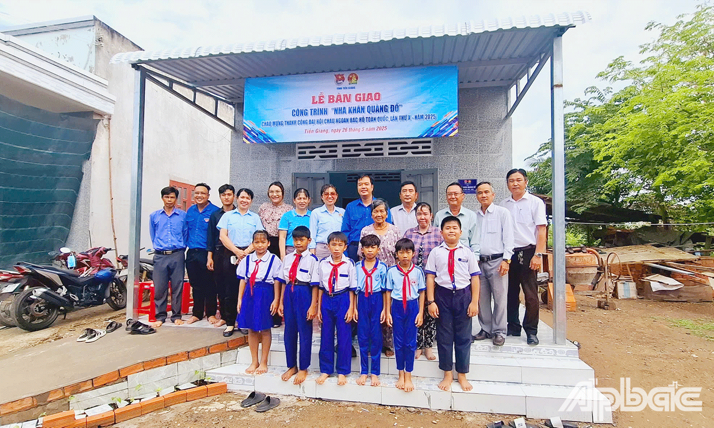 Bàn giao “Ngôi nhà Khăn quàng đỏ” năm học 2024 – 2025 cho em Phan Văn Nghĩa
