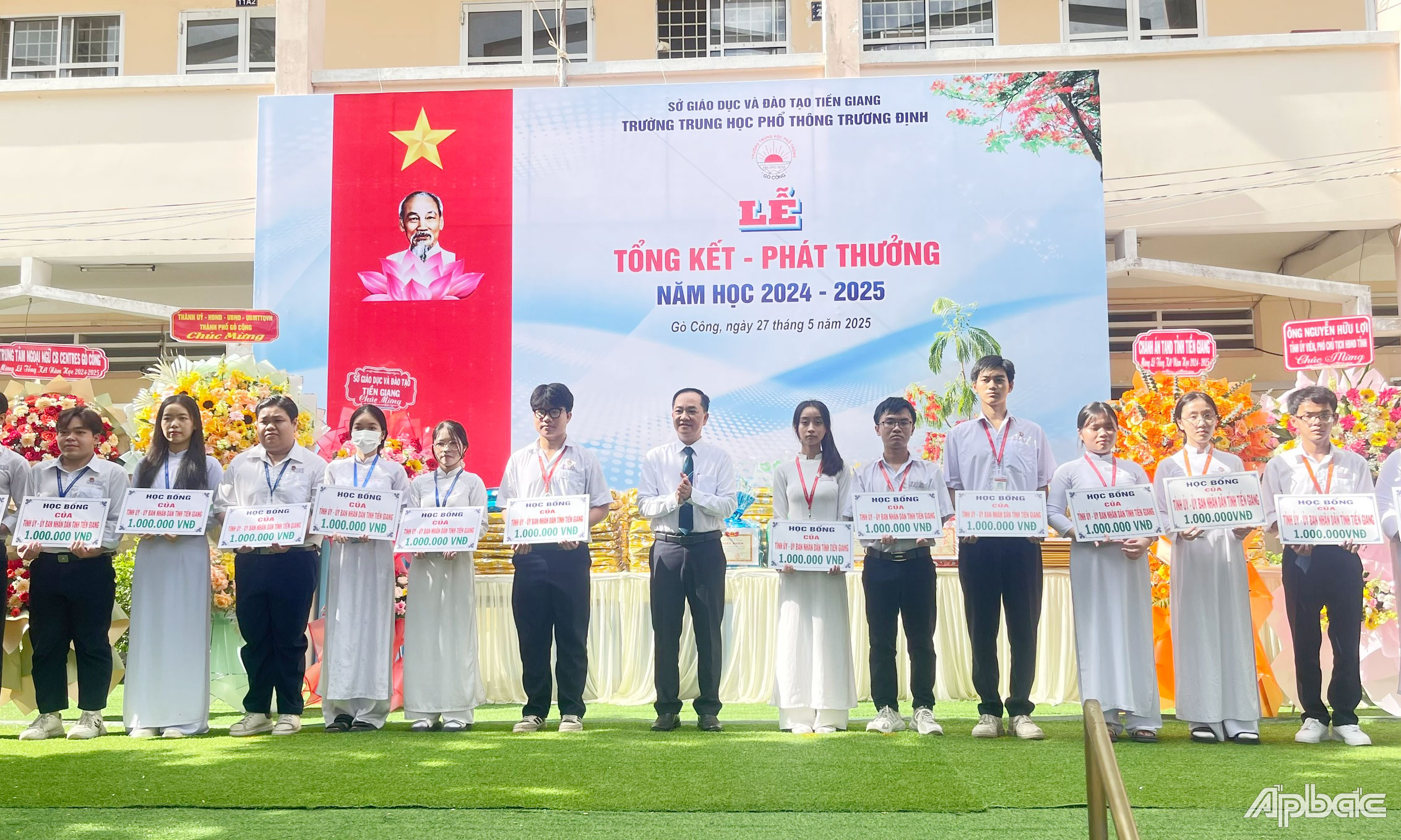 Đồng chí Nguyễn Kiên Cường trao học bổng cho các em học sinh.