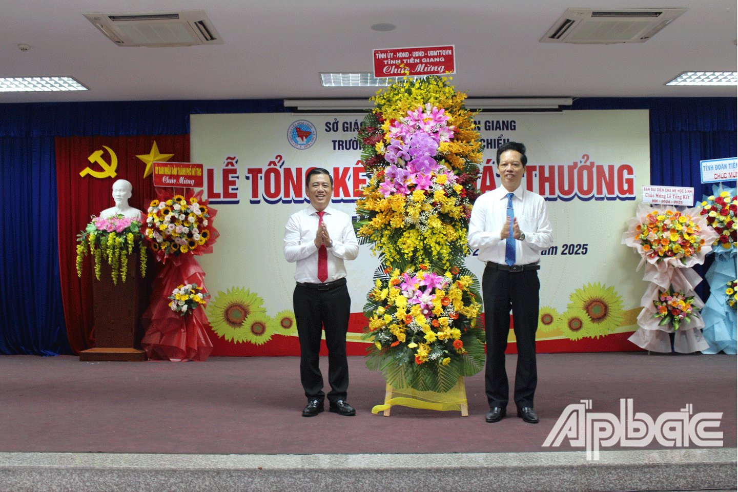 Phó Chủ tịch UBND tỉnh Nguyễn Thành Diệu tặng hòa chúc mừng nhà trường. 