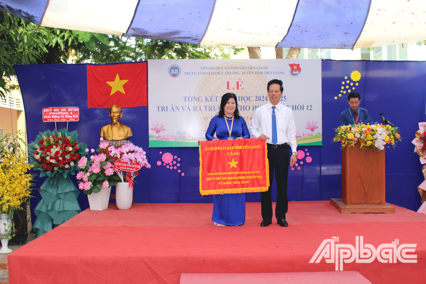 Phó Chủ tịch UBND tỉnh Nguyễn Thành Diệu trao Cờ thi đua của UBND tỉnh cho Trung tâm Giáo dục Thường xuyên tỉnh Tiền Giang, đơn vị xuất sắc dẫn đầu phong trào thi đua năm học 2023 – 2024.