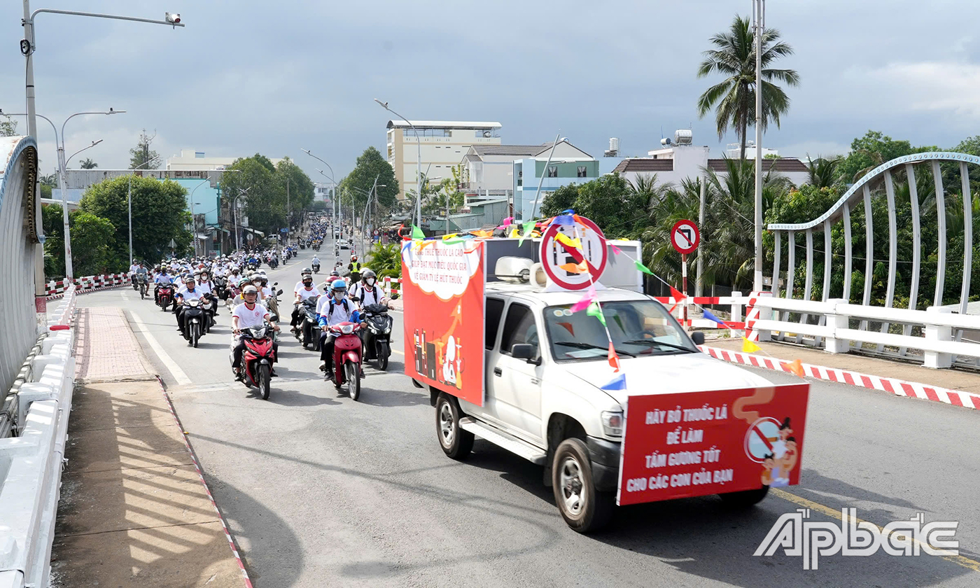 Đoàn xe cổ động truyền thông về tác hại thuốc lá 
