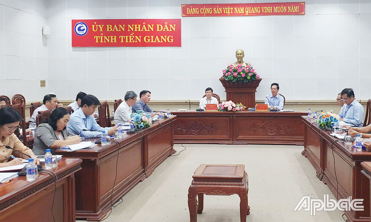 Quang cảnh cuộc họp.